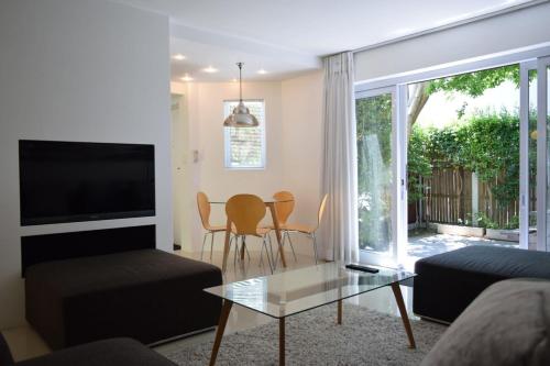 Breathtaking 3 Bedroom Apartment In Cape Town - thumb 0