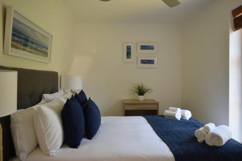 Breathtaking 3 Bedroom Apartment In Cape Town - thumb 2