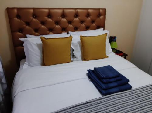 AT SELF CATERING LUXURY ACCOMMODATION - thumb 1