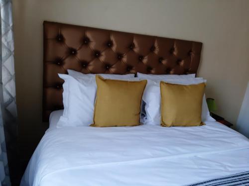 AT SELF CATERING LUXURY ACCOMMODATION - thumb 2