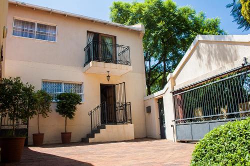 Apartment At 34 Columbine Avenue - thumb 1