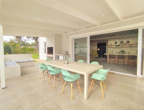 Alfresco Villa In Vacation Resort Near Robberg Beach - thumb 1