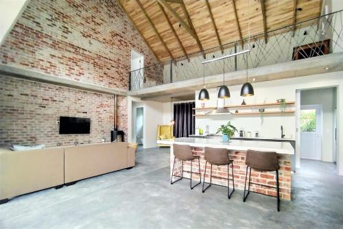 Alfresco Villa In Vacation Resort Near Robberg Beach - thumb 0