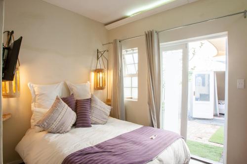 Bedrock Family 4 Sleeper En-Suite Studio - thumb 1