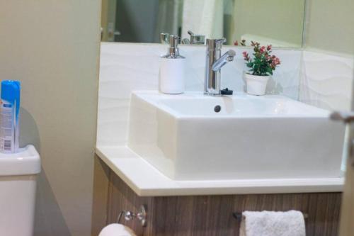 Beautiful 1 Bedroom Apartment - thumb 1