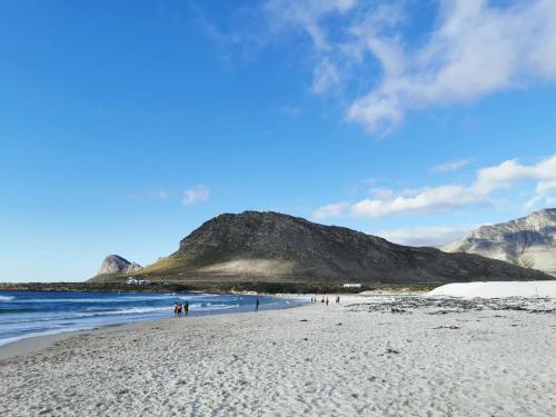 Beachcomber Overnight Stay Pringle Bay - Not Self-catering - thumb 3