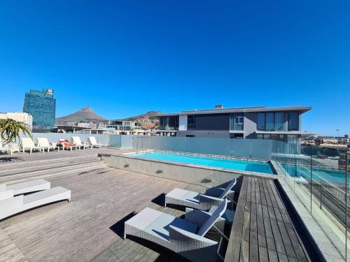LOCATION!! Adjacent Waterfront, City, Table Mountn 321 - thumb 0