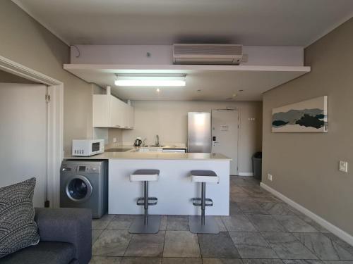LOCATION!! Adjacent Waterfront, City, Table Mountn 321 - thumb 5