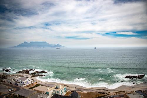 Luxury 3 Bedroom 16th Floor Beachfront Penthouse With Lift, Blouberg Heights, Blouberg, Cape Town - thumb 2