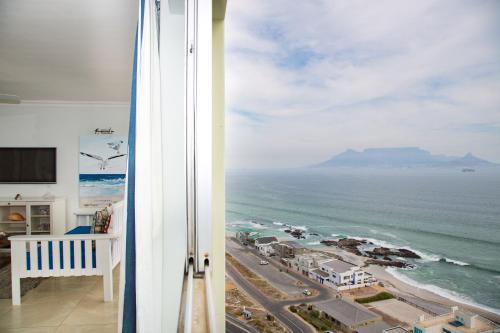 Luxury 3 Bedroom 16th Floor Beachfront Penthouse With Lift, Blouberg Heights, Blouberg, Cape Town - thumb 1