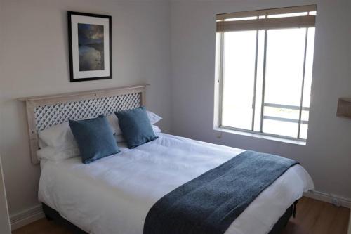 Modern 3-bedroom Apartment With Ocean Views - thumb 1