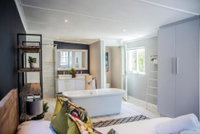 Modern Spacious Cottage with Hot Tub Flora Studio Tourism Africa