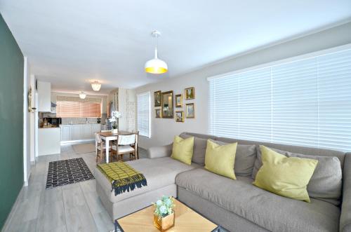 Ocean View Luxury Beachfront Self Catering Apartment - thumb 2