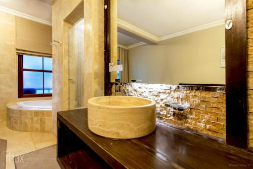 OR Tambo Guest House - thumb 1