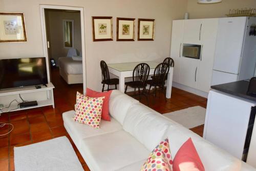 Quaint Cottage In Clifton - thumb 1