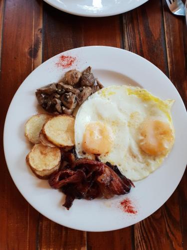 Quatermain's 1920's Safari Camp â€“ Amakhala Game Reserve - thumb 2