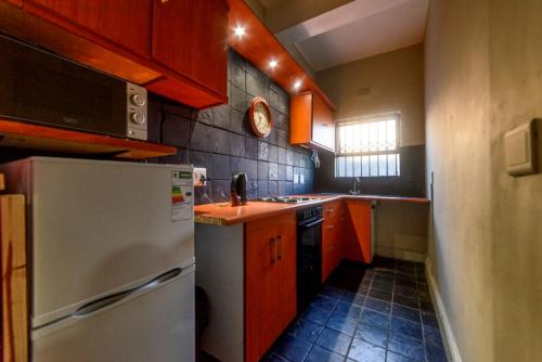 Room In Guest Room - Leeuwenzee Guesthouse - Court Yard With Self Catering - thumb 4