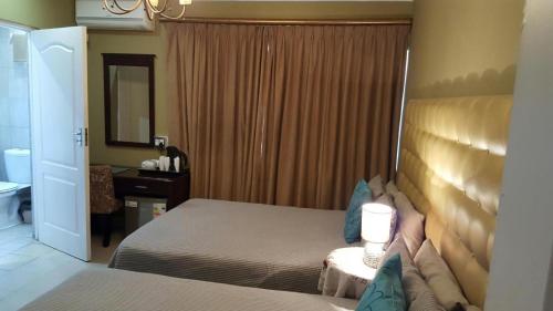 Room In Lodge - Savoy Lodge - Triple Room - thumb 1