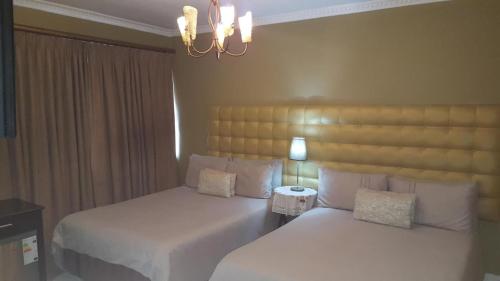 Room In Lodge - Savoy Lodge - Triple Room - thumb 0