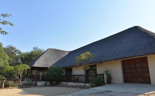 Rustic 2-Bedroom African Home - thumb 1