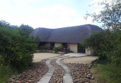 Rustic 2-Bedroom African Home - thumb 4