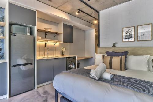 Secure, Central, Worker Bee's Luxury Pad With Pool - thumb 1