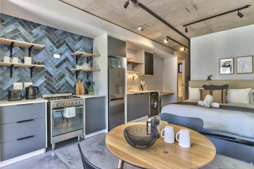 Secure, Central, Worker Bee's Luxury Pad With Pool - thumb 2
