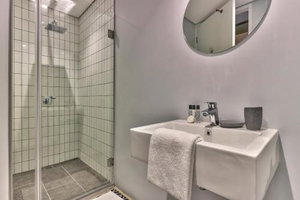Secure, Central, Worker Bee's Luxury Pad With Pool