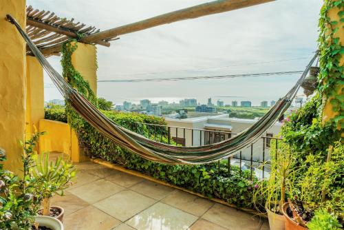 Sun & Sea In A Downtown Mediterranean Villa - thumb 1