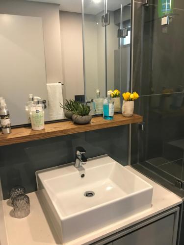 Umhlanga Arch - Ocean Views, Queen Size Bed Plus Free Wifi - thumb 5