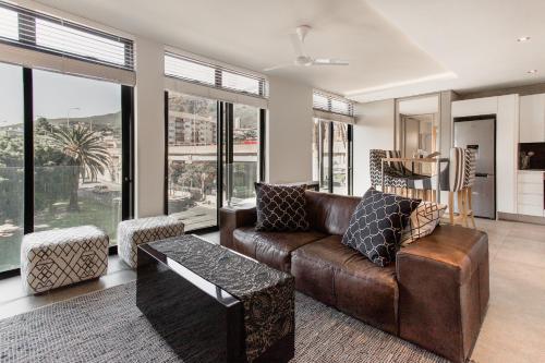 Upmarket Designer Apartment-Amazing Mountain Views - thumb 0