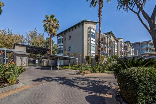 Upmarket Sandton Apartment - thumb 1