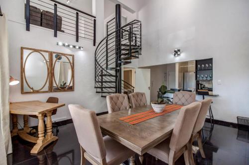 Upmarket Sandton Apartment - thumb 0