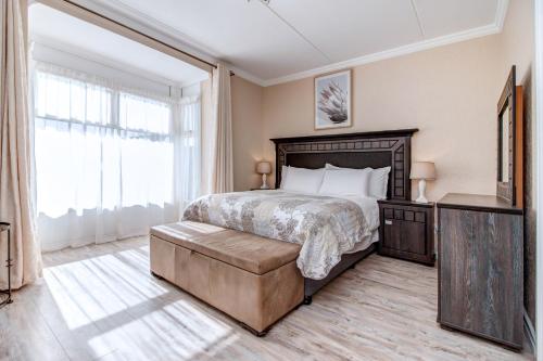 Upmarket Sandton Apartment - thumb 4