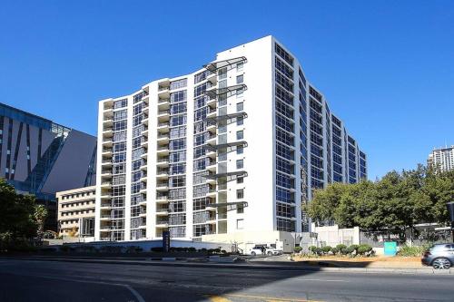 Upmarket Sandton Hydro Park Apartments - thumb 0