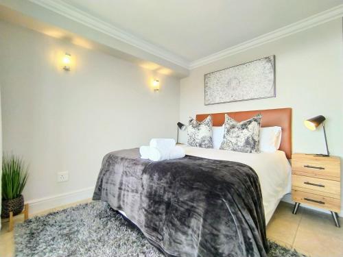 Ursula's Upmarket Apartment - Panoramic Views, Large Patio - Braai, WIFI - DSTV - thumb 1