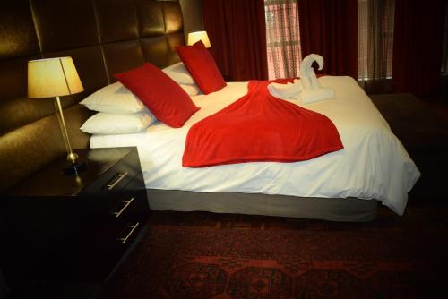 African Moon Corporate House Ta Eagle Rock Corporate Guest House - thumb 1