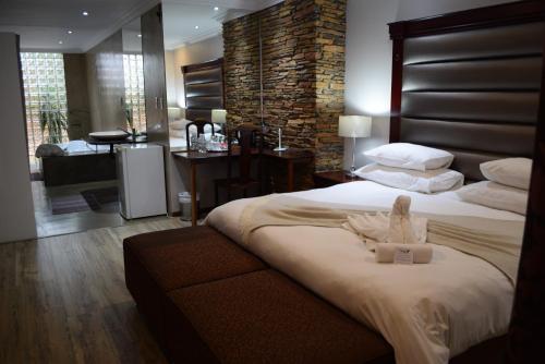 African Moon Corporate House Ta Eagle Rock Corporate Guest House - thumb 4