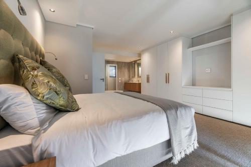 502 The Cosmopolitan..... Magnificent Views - thumb 2