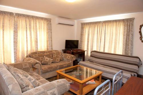 282 Guesthouse/Self-Catering - thumb 2