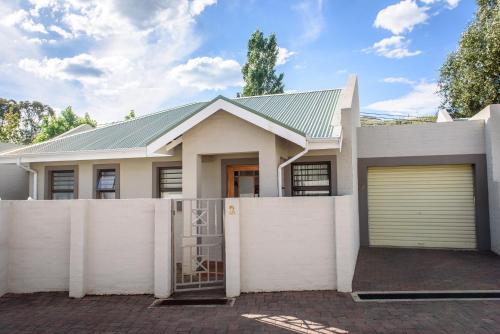 2 The Mews - Easy Walk To Town And The CVC - thumb 1