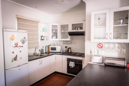 2 The Mews - Easy Walk To Town And The CVC - thumb 3