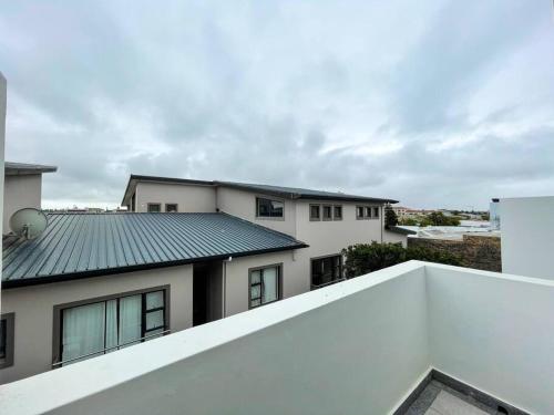2 Bedroom Modern Apartment In Blouberg. - thumb 3