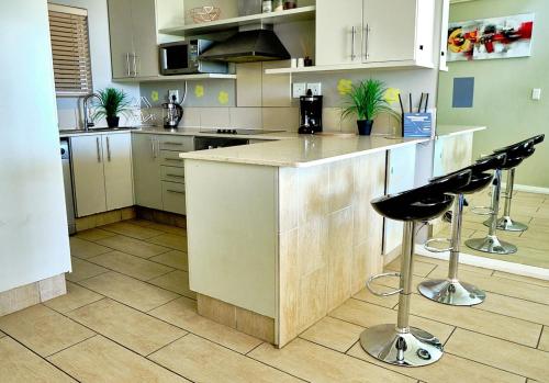 2 Bedroom Lagoon Beach Apartment - thumb 3