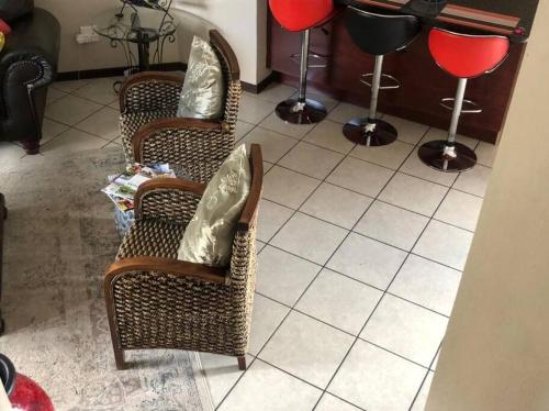 2 Bedroom Apartment, 5min Walking Distance To Mall - thumb 1