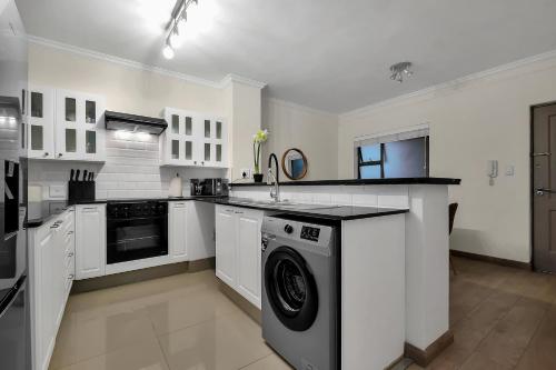 2 Bedroom 2 Bath Luxury - Sandton CBD - thumb 1
