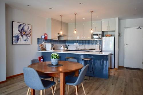 1Bedroom With TableMountain View - thumb 1