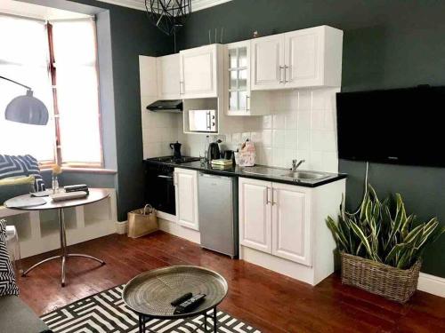 1-Bedroom Sea Point Gem - Perfect Location! - thumb 4
