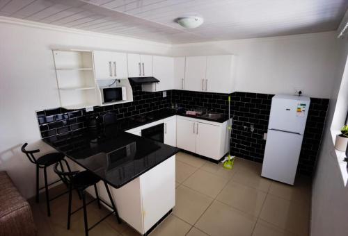 1 Bedroom Self Catering Apartment In Vincent - 9 - thumb 2