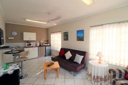 1 Bedroom Cottage In Edenvale Near OR Tambo Airport - thumb 2